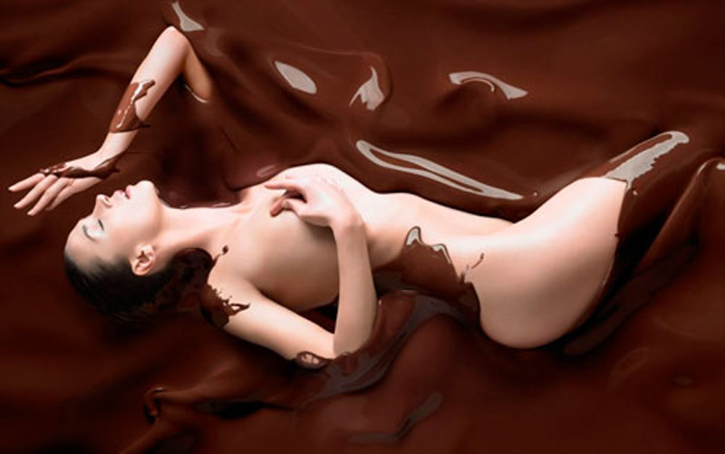 Mujeres objeto de publicidad sexual con el chocolate